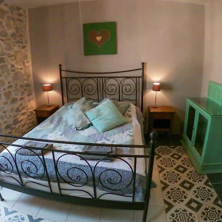 Hotel Chez Les Amis Saint-Nazaire-de-Ladarez Esterno foto