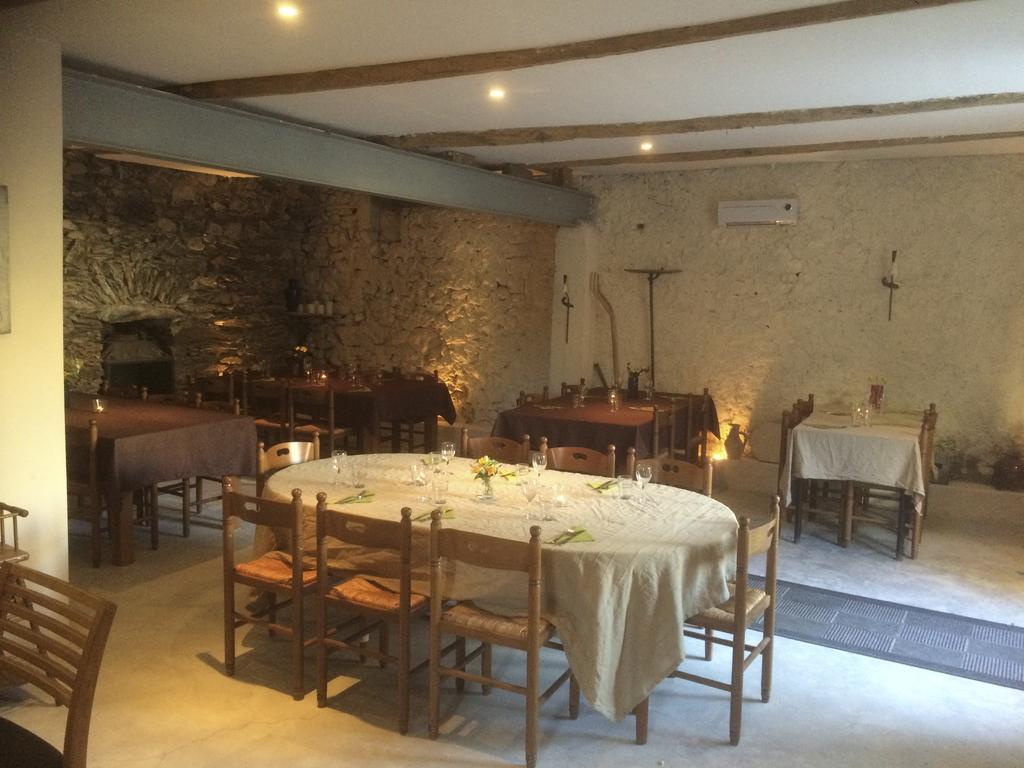Hotel Chez Les Amis Saint-Nazaire-de-Ladarez Esterno foto