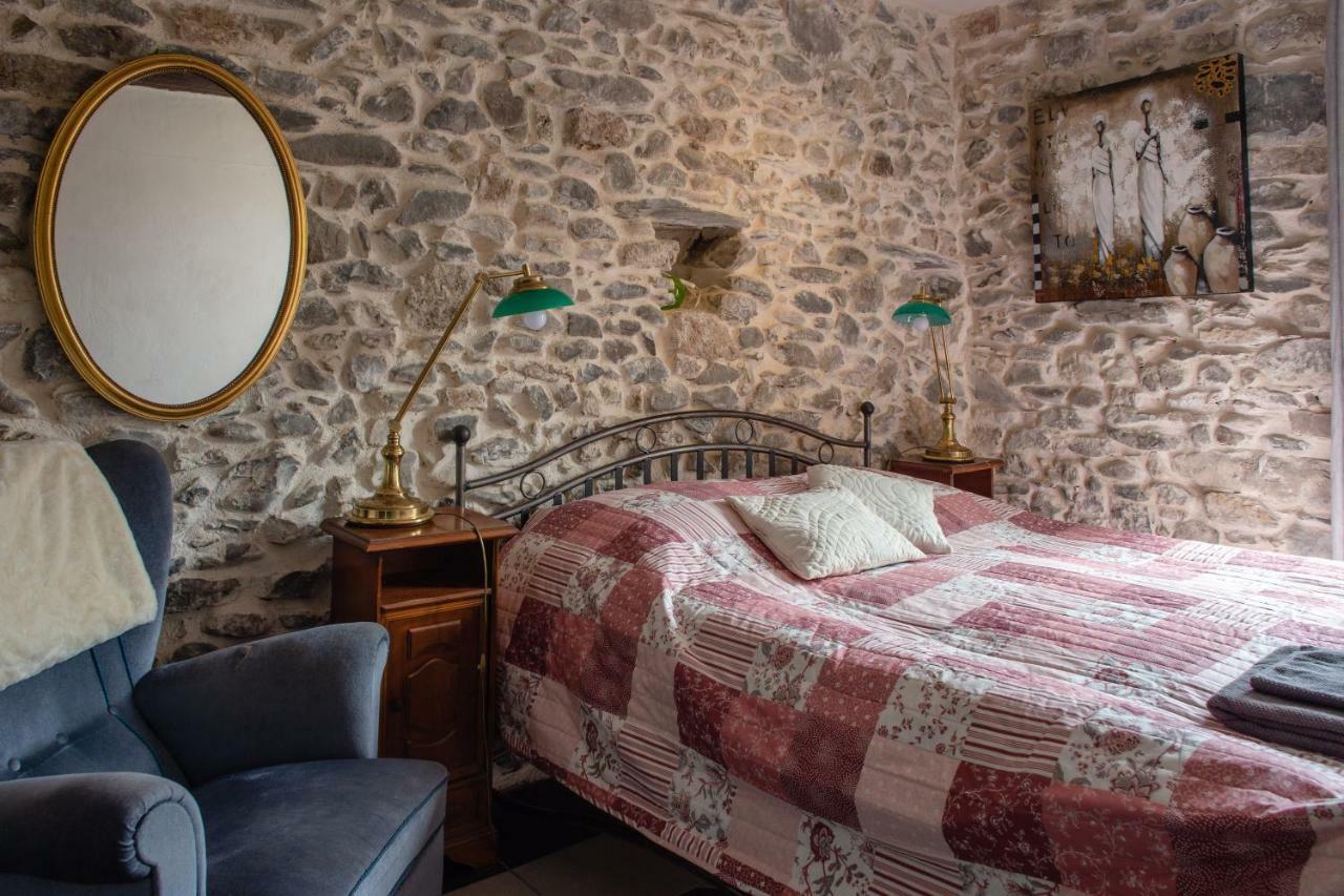Hotel Chez Les Amis Saint-Nazaire-de-Ladarez Esterno foto
