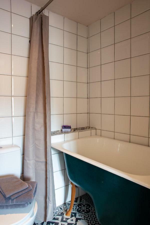 Hotel Chez Les Amis Saint-Nazaire-de-Ladarez Esterno foto
