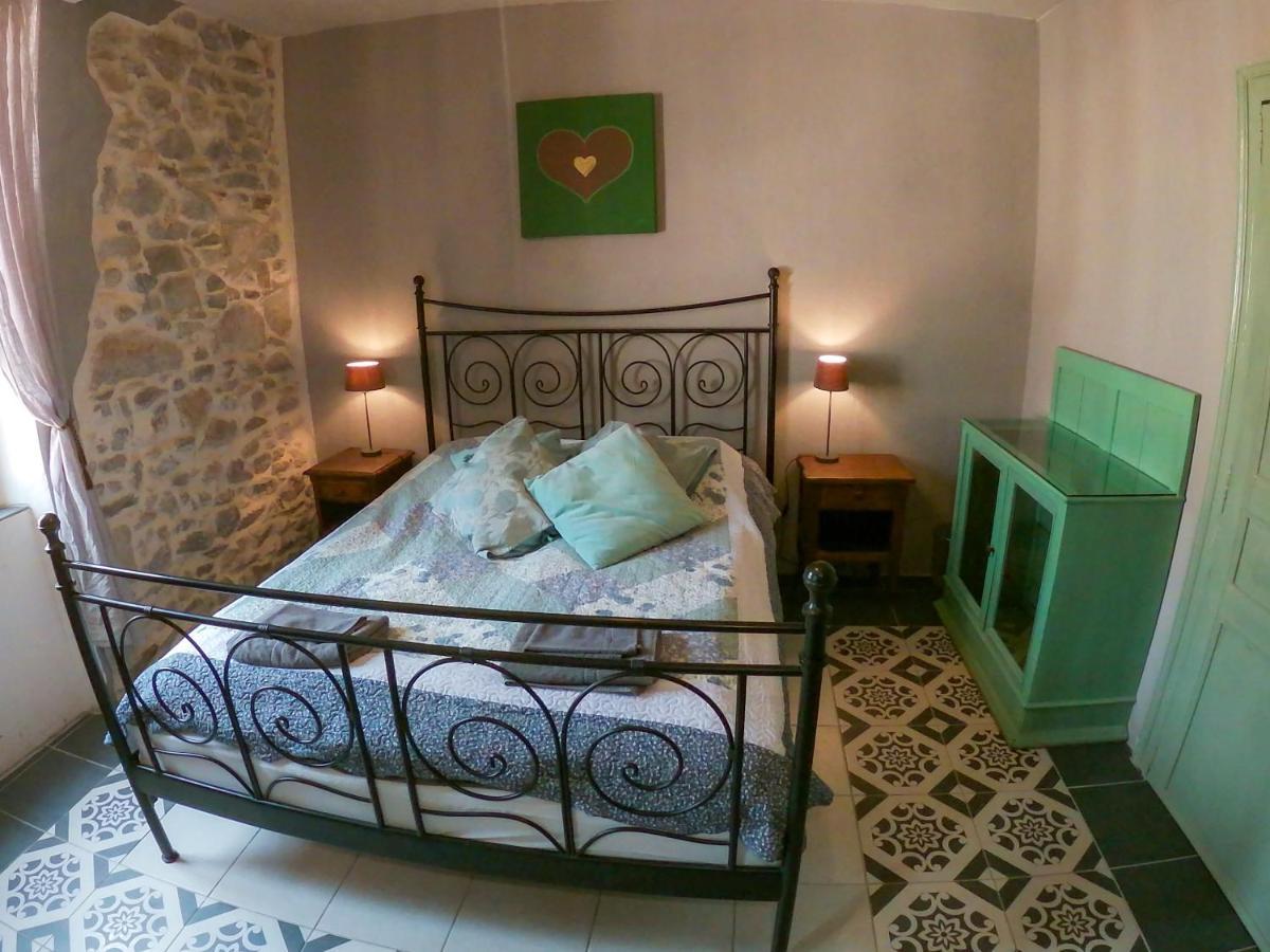 Hotel Chez Les Amis Saint-Nazaire-de-Ladarez Esterno foto